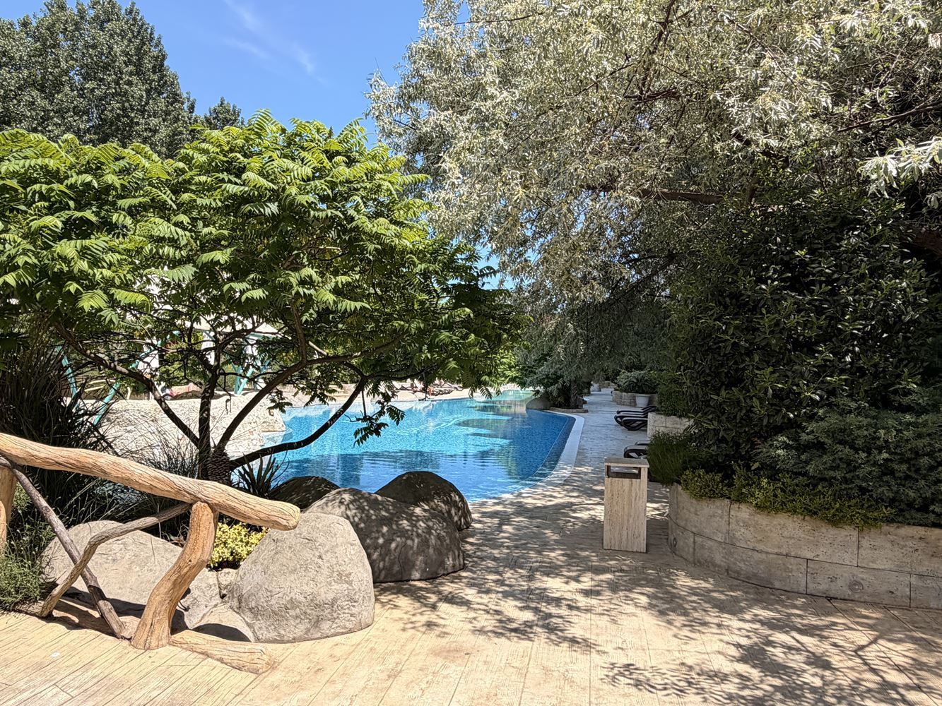 One-Bedroom Apartment with a View of the Park and Swimming Pool in a Prestigious Complex in Sunny Beach