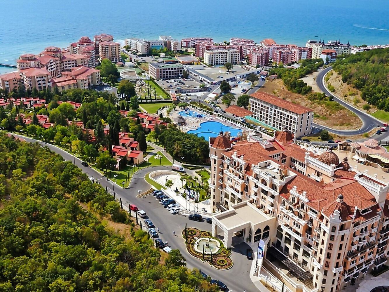 Bright One-Bedroom Apartment with a Large Terrace and Greenery Views in Elenite