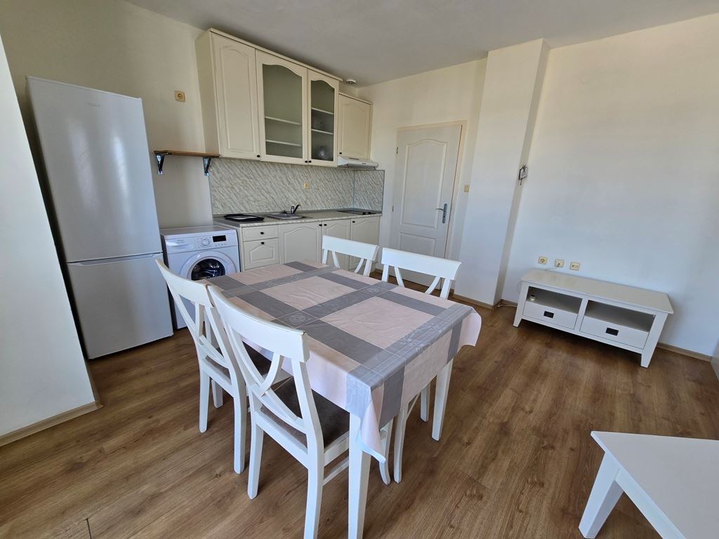 Spacious three room apartment with an excellent location and close proximity to the sea