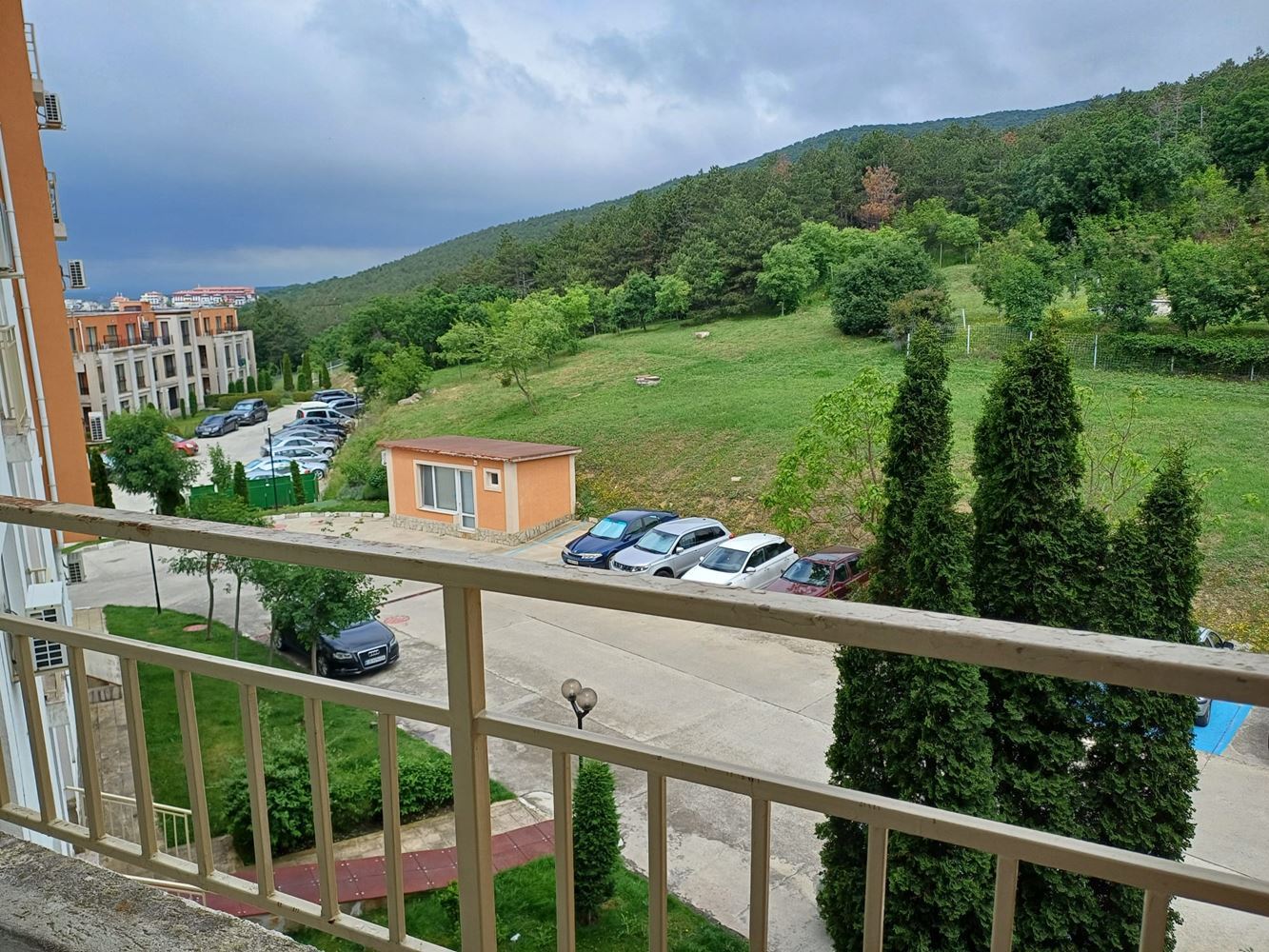 One-bedroom apartment in an elite complex in Sveti Vlas – impressive mountain views