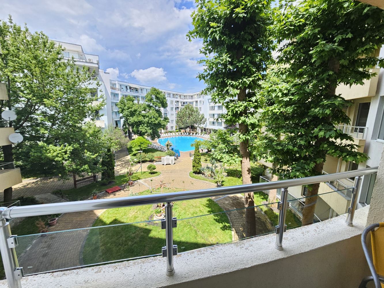 Only 100 meters from the sea! Spacious one-bedroom apartment overlooking the pool in one of the most sought-after complexes in Sunny Beach