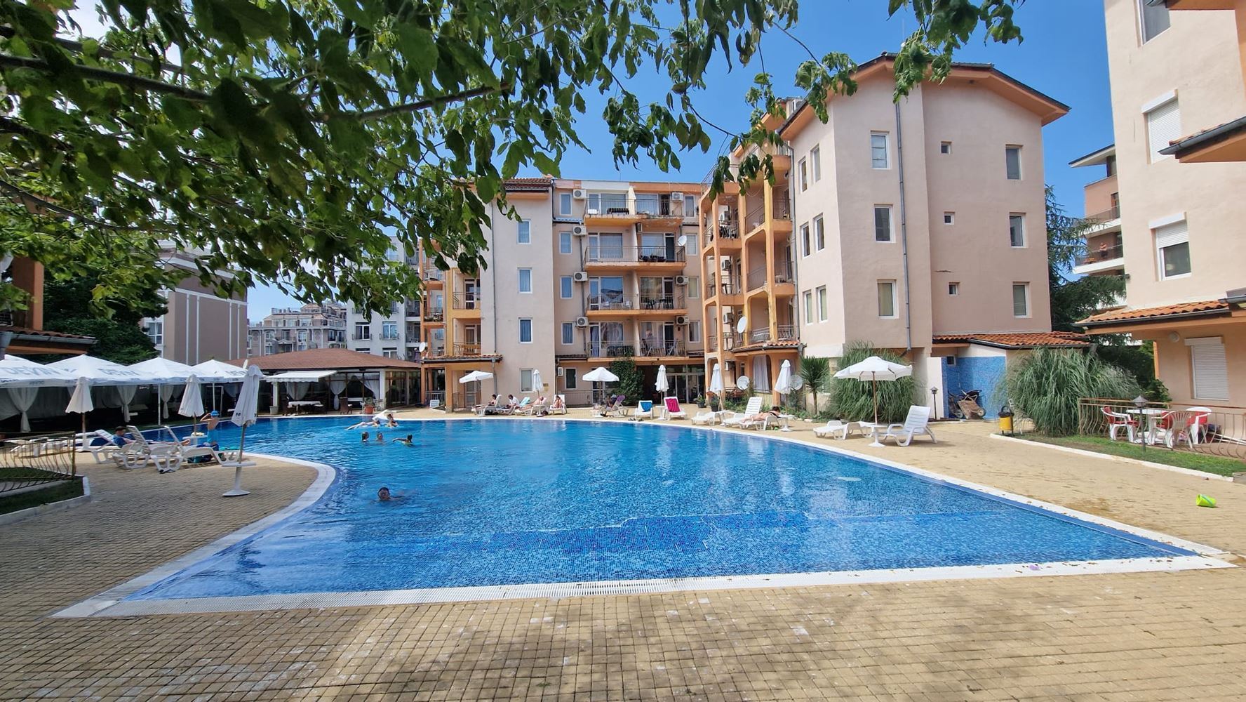 Three-room apartment with southern exposure and pool view in Sunny Beach