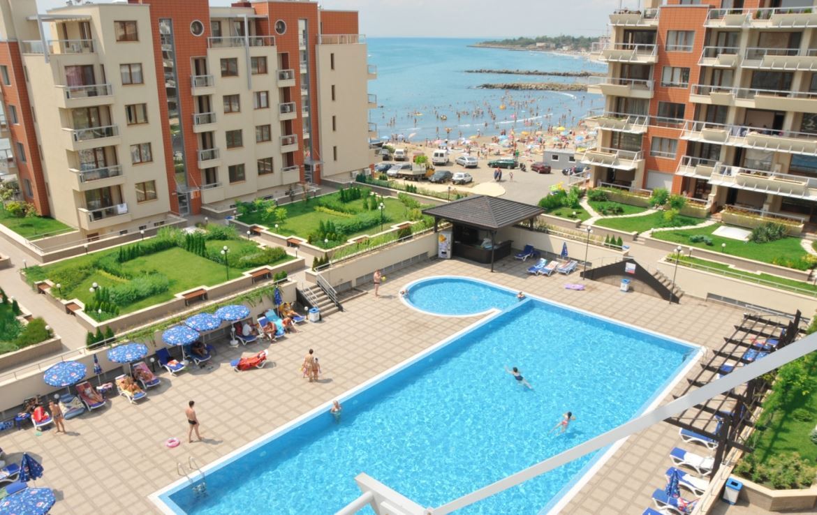 Three-room apartment on the first line with frontal sea view in Pomorie. With underground parking space!