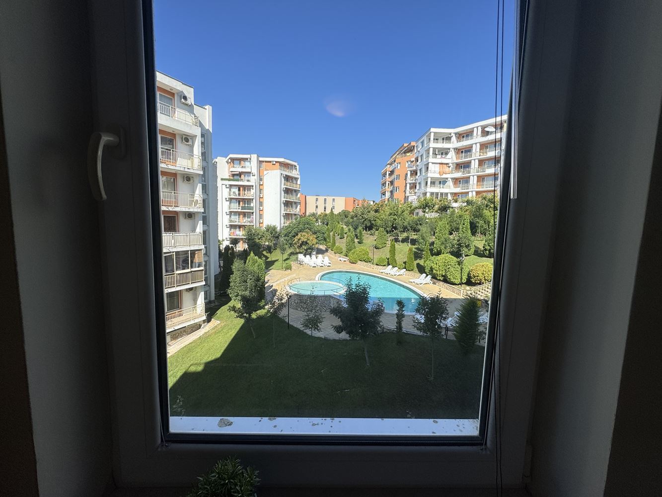 Spacious studio in Sveti Vlas with beautiful pool view – excellent investment by the sea