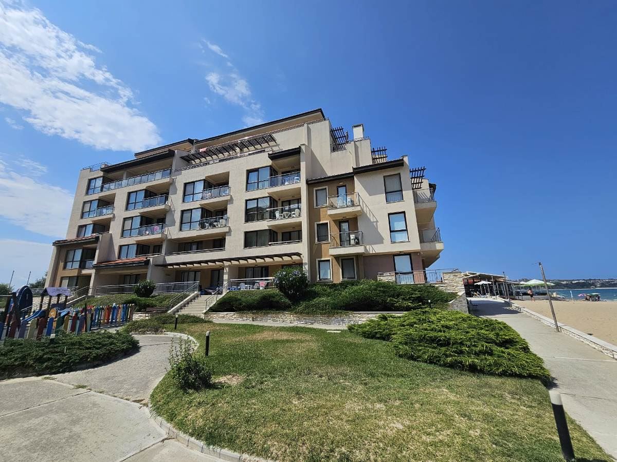 Luxury three-bedroom apartment on the beachfront in Obzor – panoramic sea and mountain views