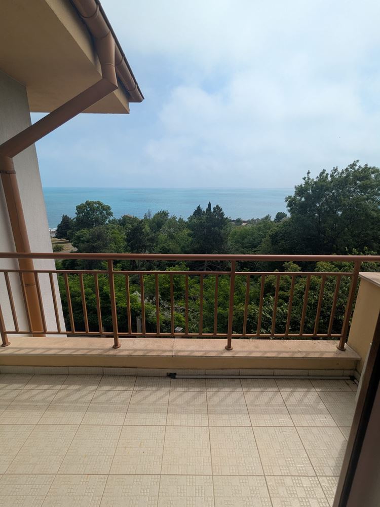 Spacious apartment with two bedrooms and frontal sea panorama in a residential complex in Ravda