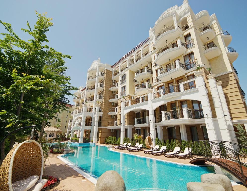 Attractive One-Bedroom Apartment Surrounded by Greenery in a Club Complex in Sunny Beach