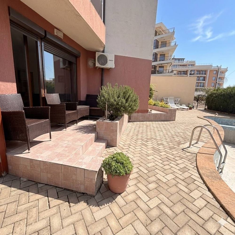 Sunny studio with direct access to the pool – top location in Sveti Vlas, 3–4 minutes from the beach