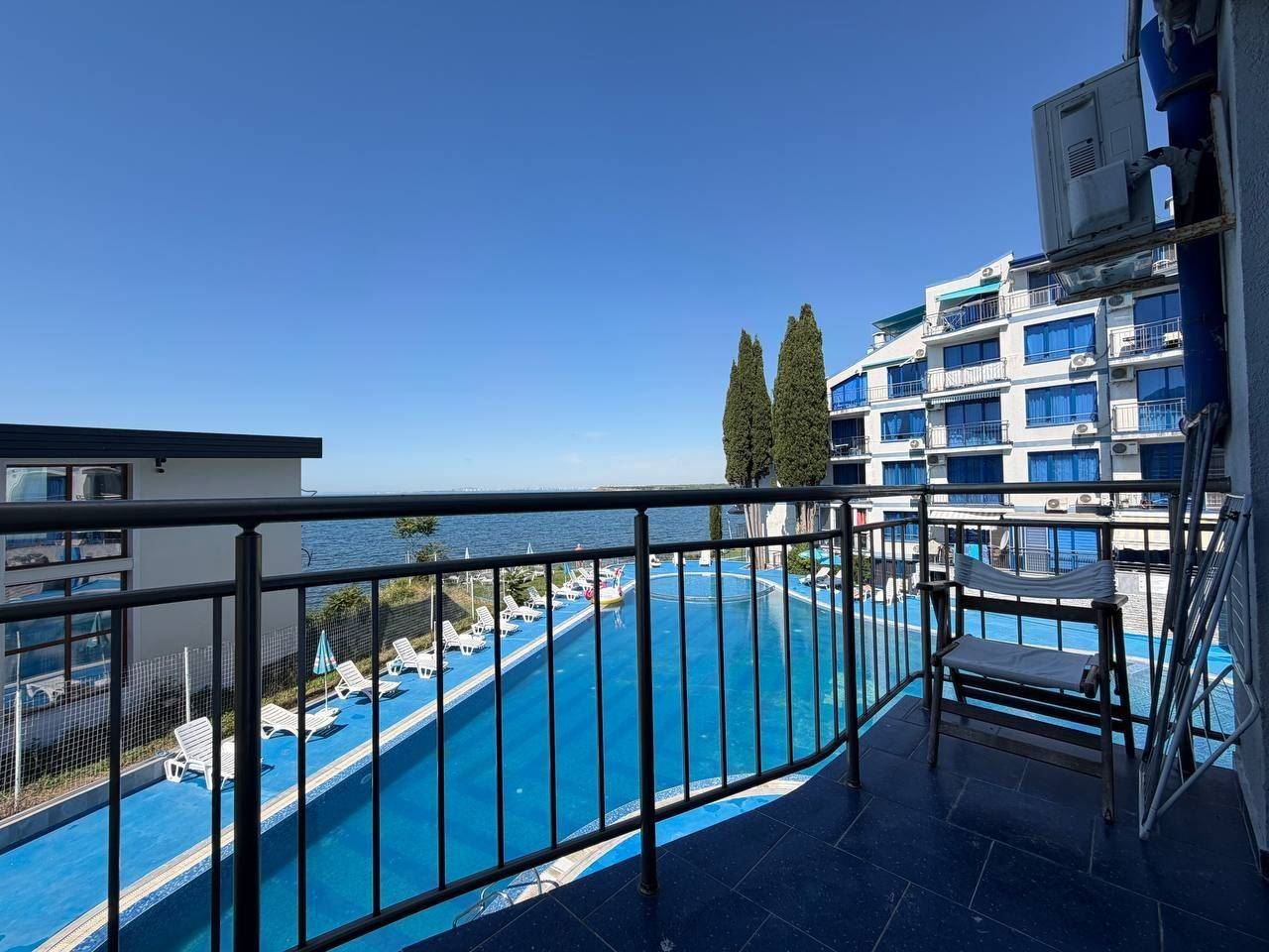 One-Bedroom Apartment on the First Sea Line in Pomorie – Panoramic Views of the Sea and Swimming Pool