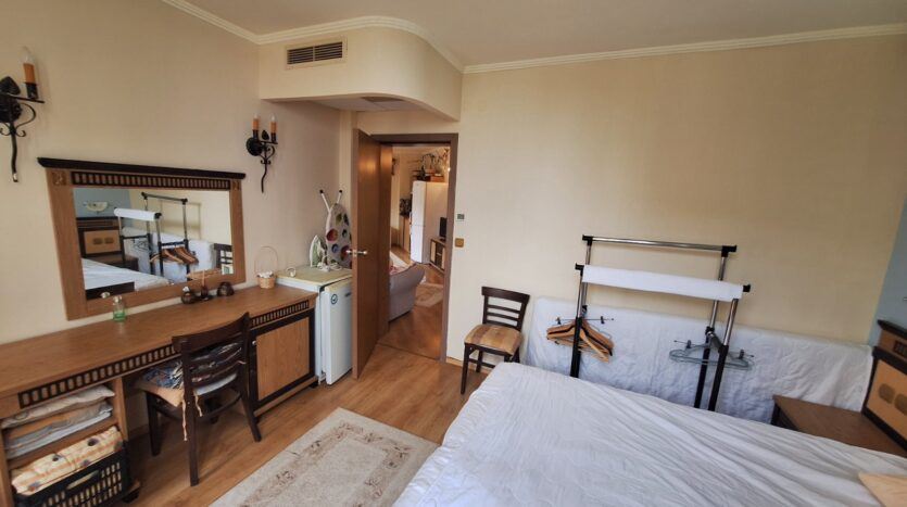 One-bedroom apartment on the first line in Elenite with sea panorama and excellent investment potential