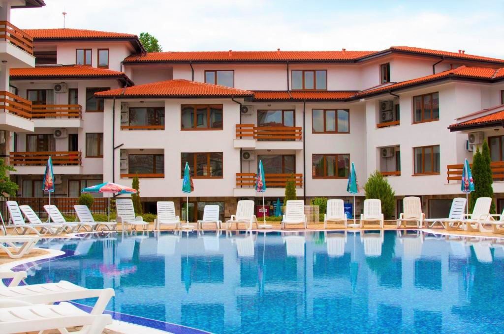 One-bedroom apartment with pool view on the outskirts of Sunny Beach – peace, nature, and year-round comfort