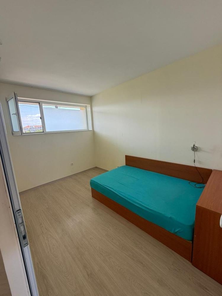Spacious Two-Bedroom Apartment with Sea View, 500 m from the Beach in Chernomorets