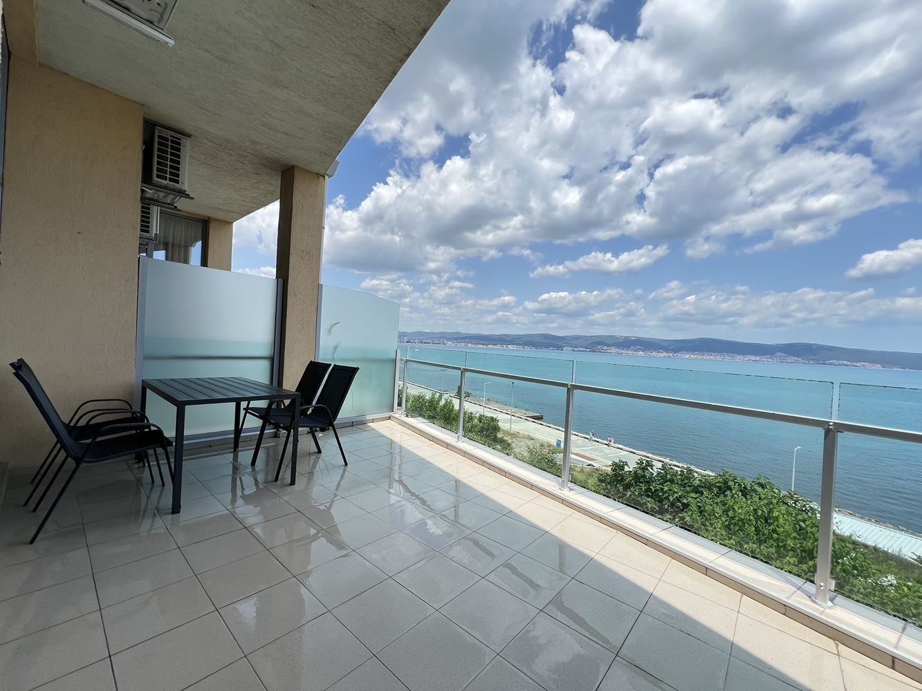 One-bedroom apartment on the first line with sea view in Nessebar, 500 m from the Old Town