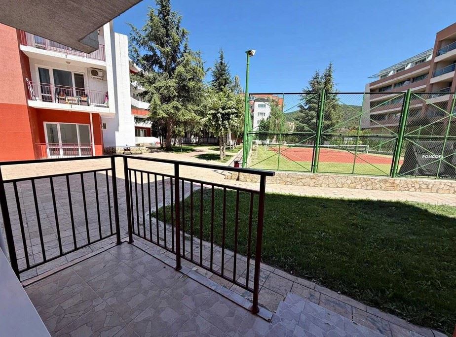 First-line apartment in Elenite – major renovation, residential electricity and direct beach access