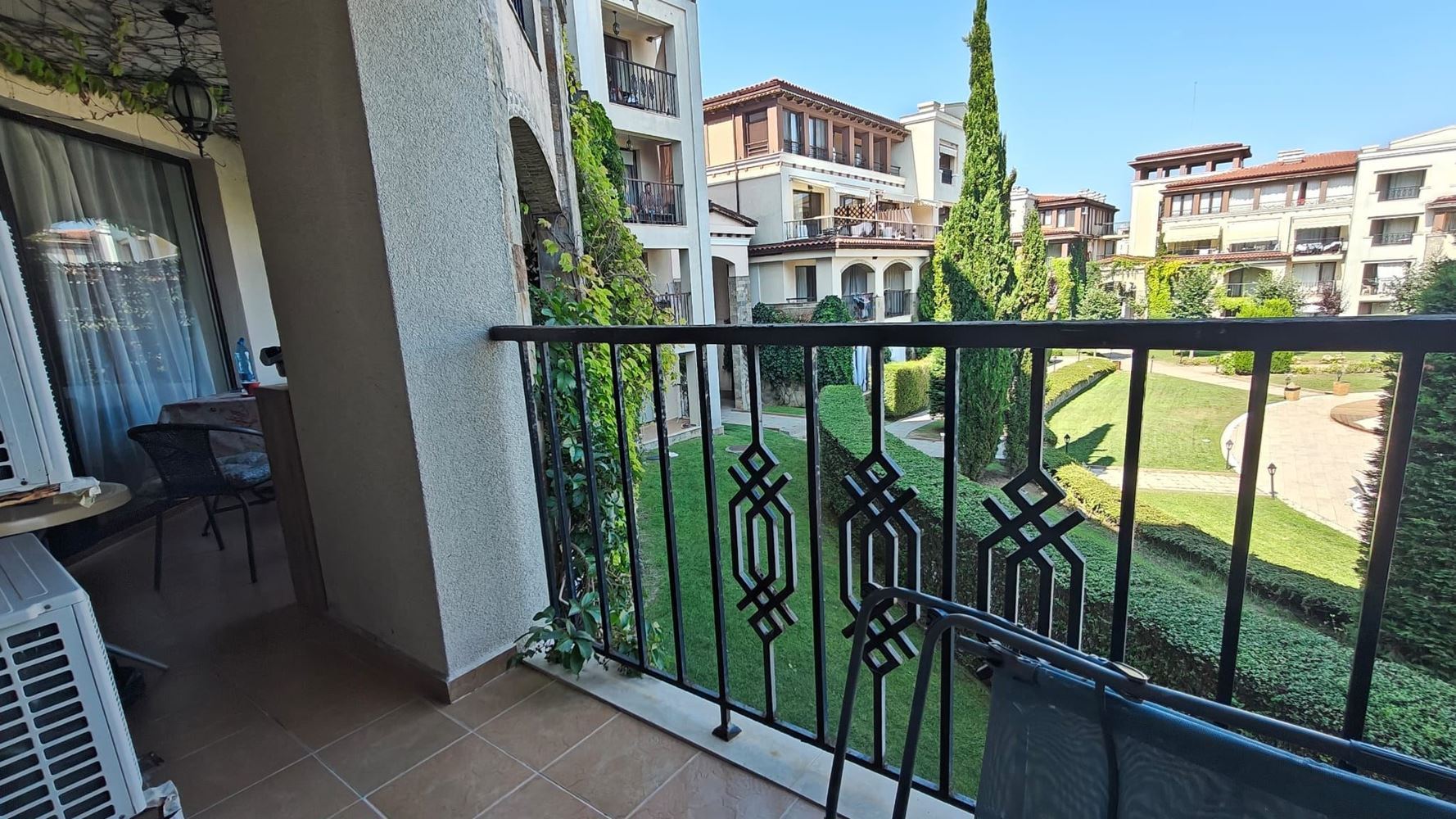 Apartment with two bedrooms, spacious veranda and greenery in a luxury complex in Kavatsi, Sozopol