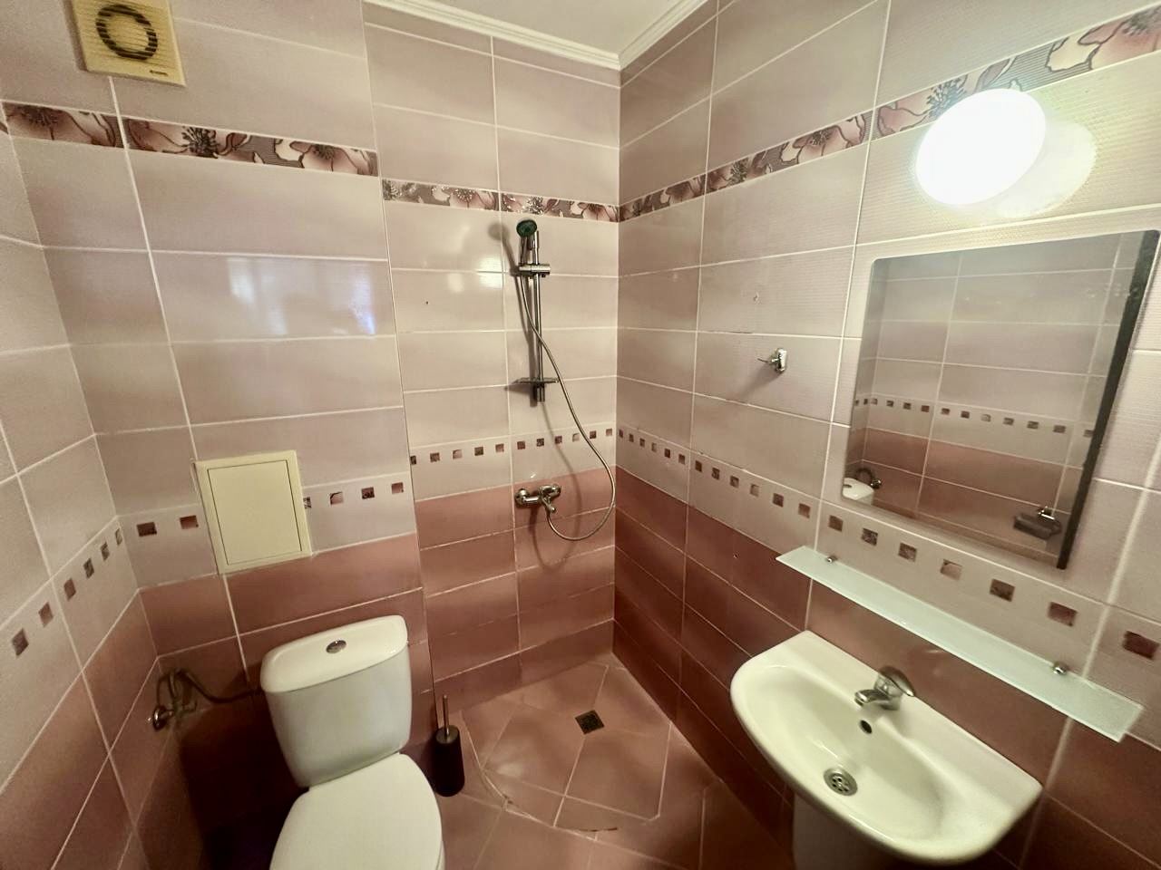 Spacious ground-floor studio with large terrace and potential for a one-bedroom apartment – security and comfort in Nessebar