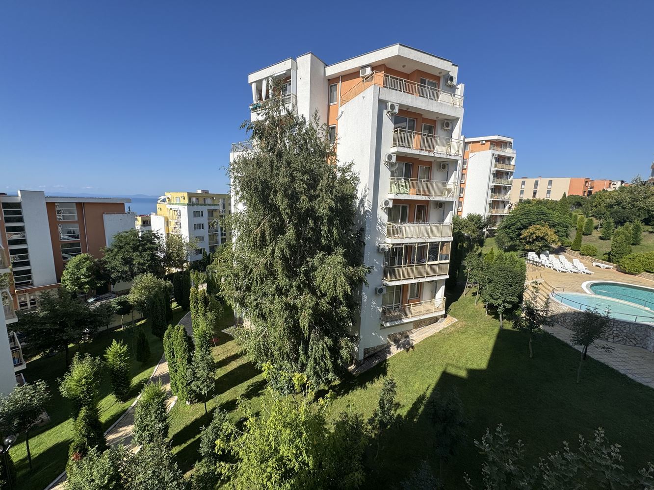 Spacious studio in Sveti Vlas with beautiful pool view – excellent investment by the sea