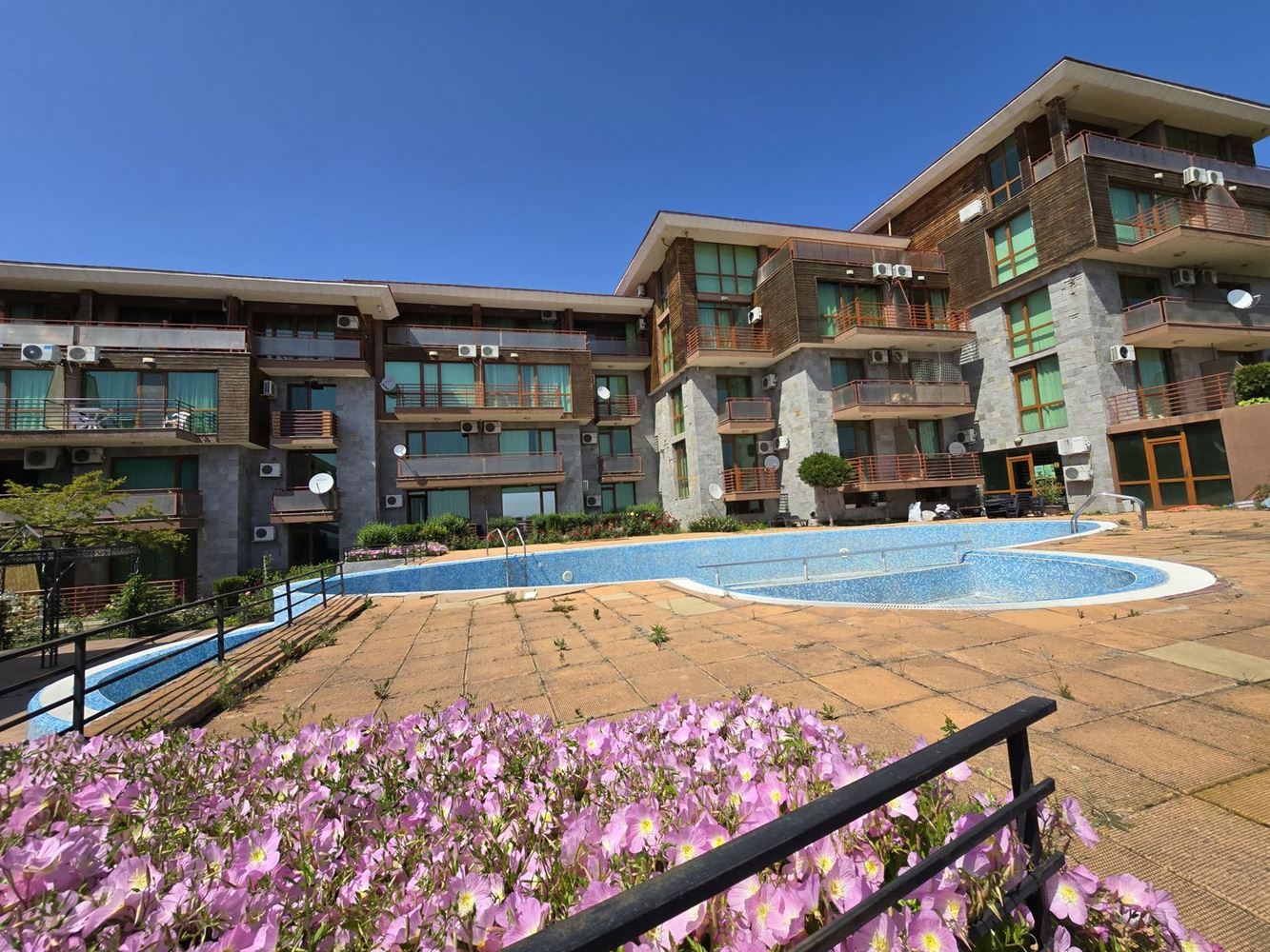 Spacious Property with Potential for a Multi-Room Apartment – No Maintenance Fee, Close to Sunny Beach