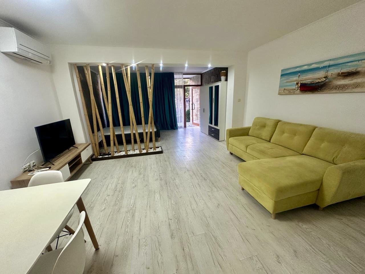 Spacious ground-floor studio with terrace and potential for a one-bedroom apartment – only 300 m from the sea