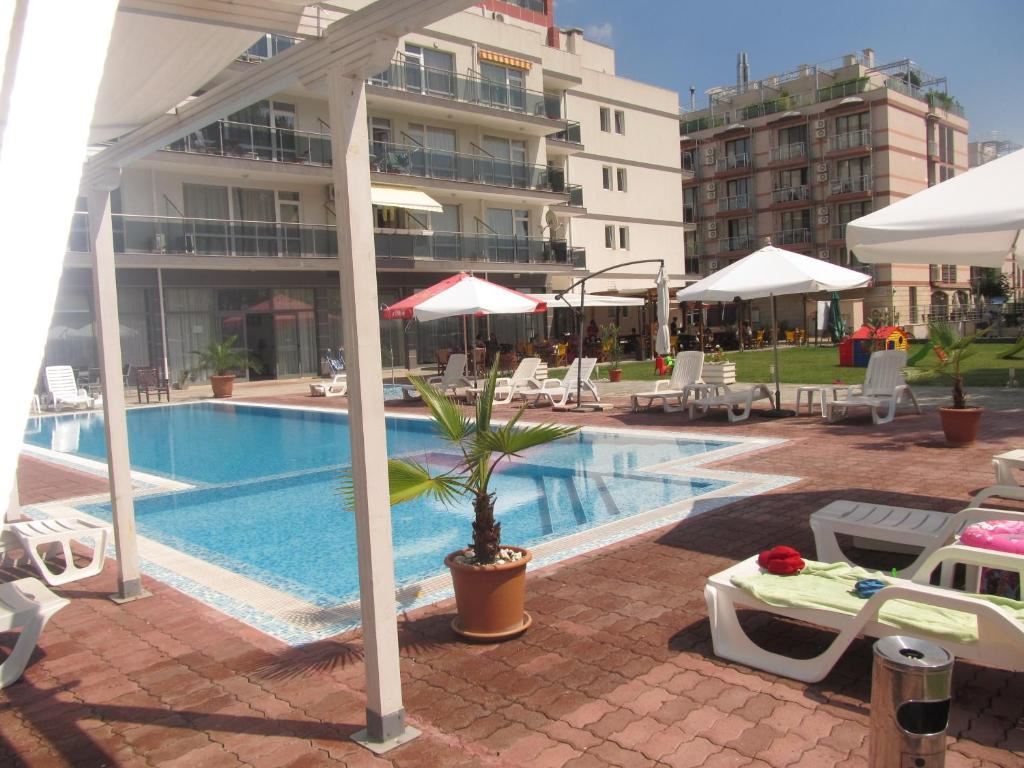 Compact Furnished Studio in a Well-Maintained Complex in Sunny Beach – Excellent Seaside Investment