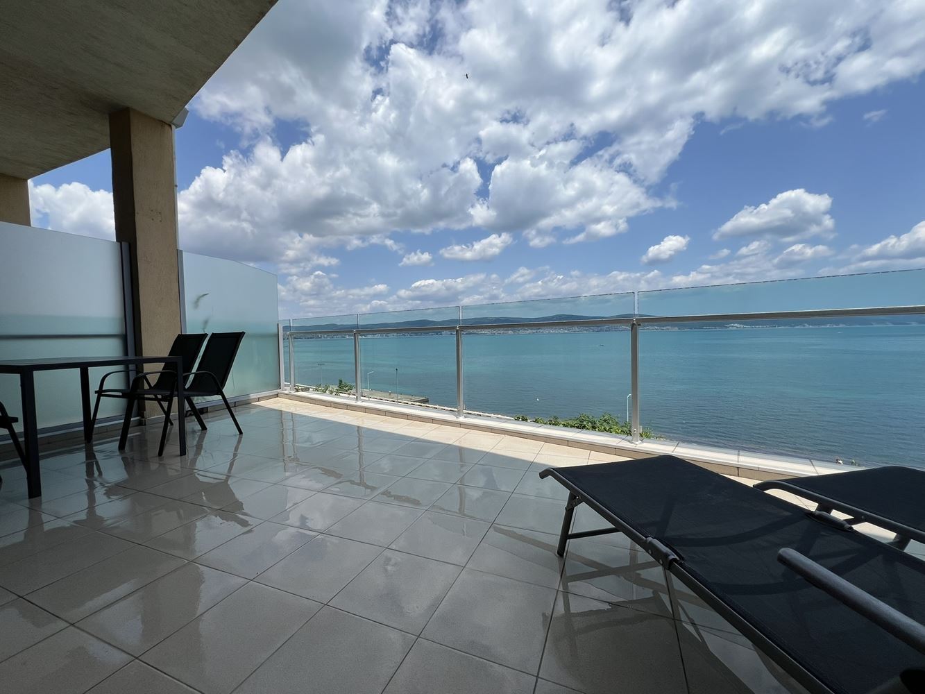 One-bedroom apartment on the first line with sea view in Nessebar, 500 m from the Old Town