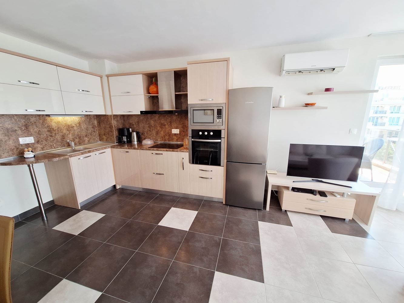Spacious two-bedroom apartment with parking space only 200 meters from the sea in Sveti Vlas