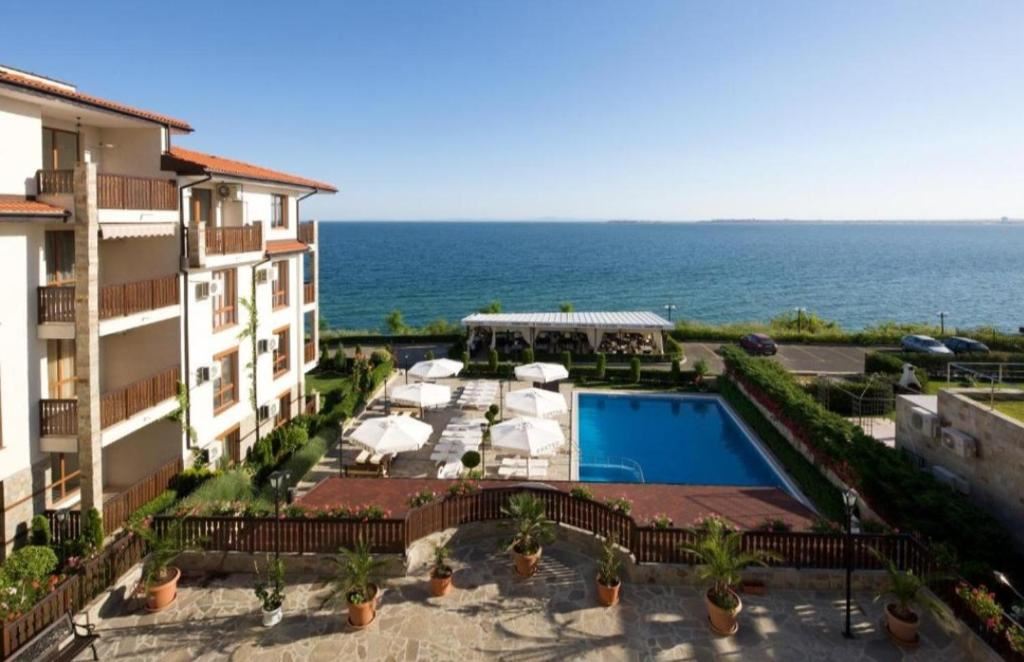 Luxury apartment on the first sea line in Sveti Vlas – two bedrooms, sea view and full infrastructure