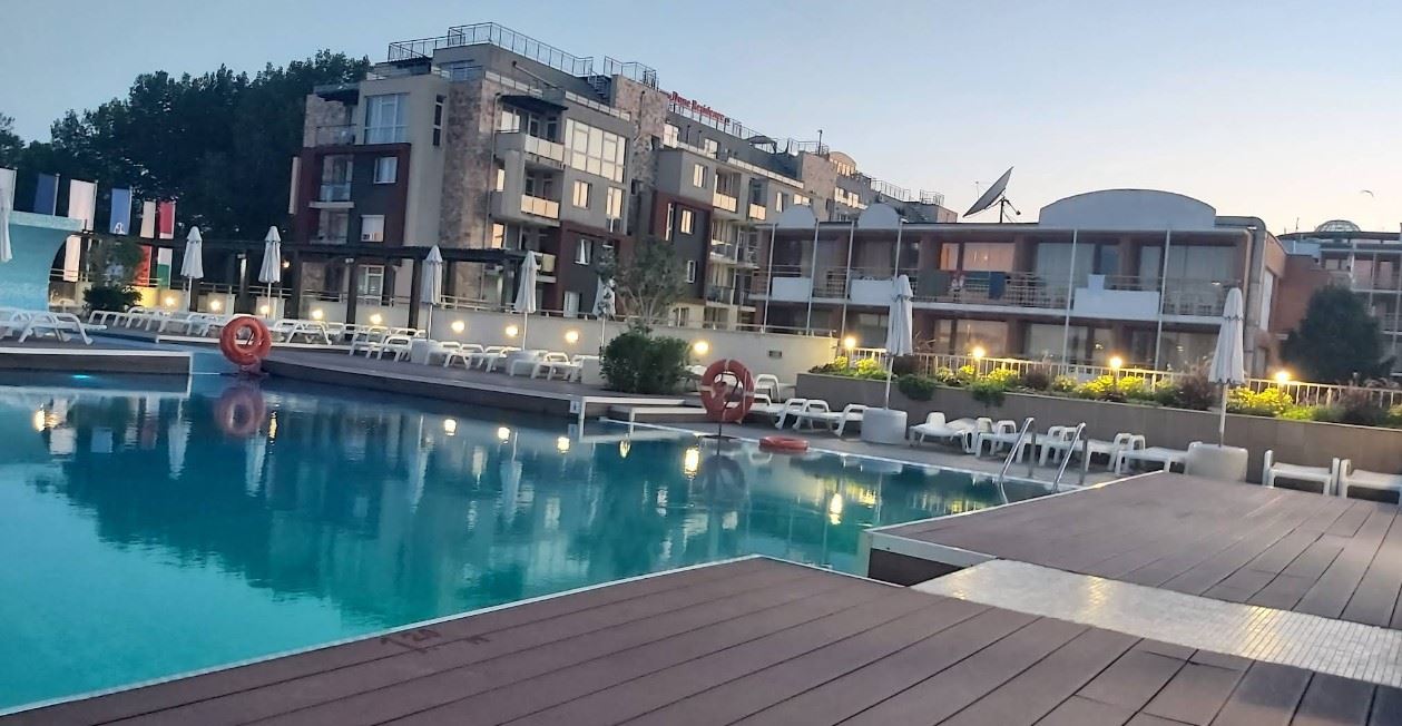 Spacious one-bedroom apartment 50 meters from the beach in Sunny Beach – excellent location and comfort in a gated complex