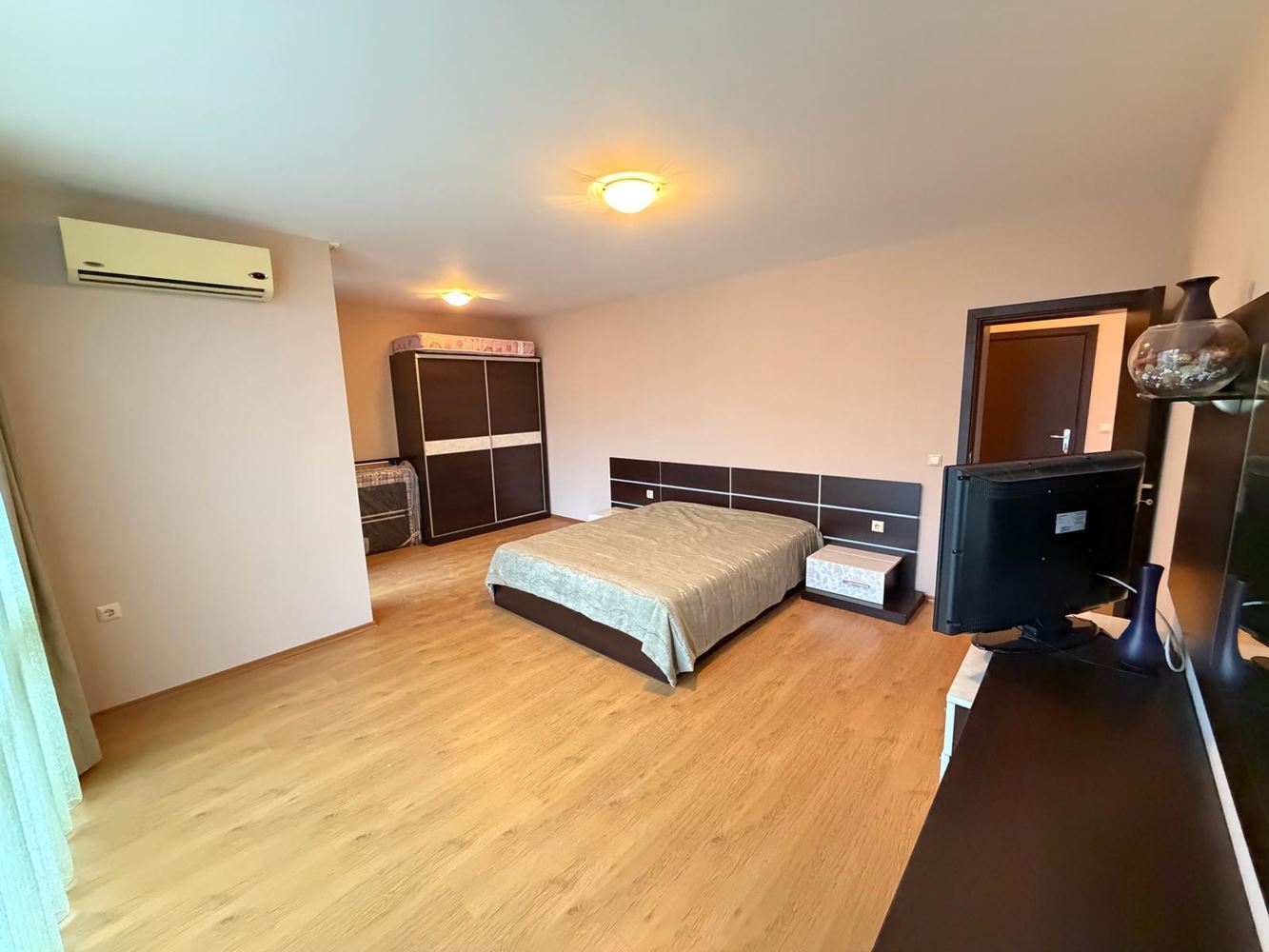 Spacious three-room apartment in Nessebar – fully furnished, in a quiet and fast-developing area near the sea