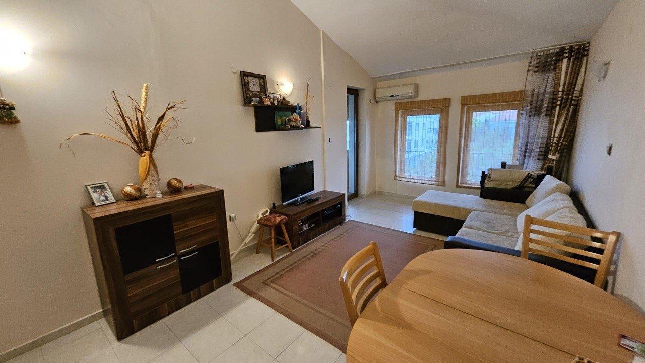 Spacious three-room apartment in Sveti Vlas – only 100 m from the beach and the marina