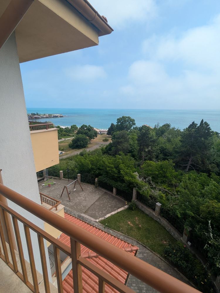 Spacious apartment with two bedrooms and frontal sea panorama in a residential complex in Ravda
