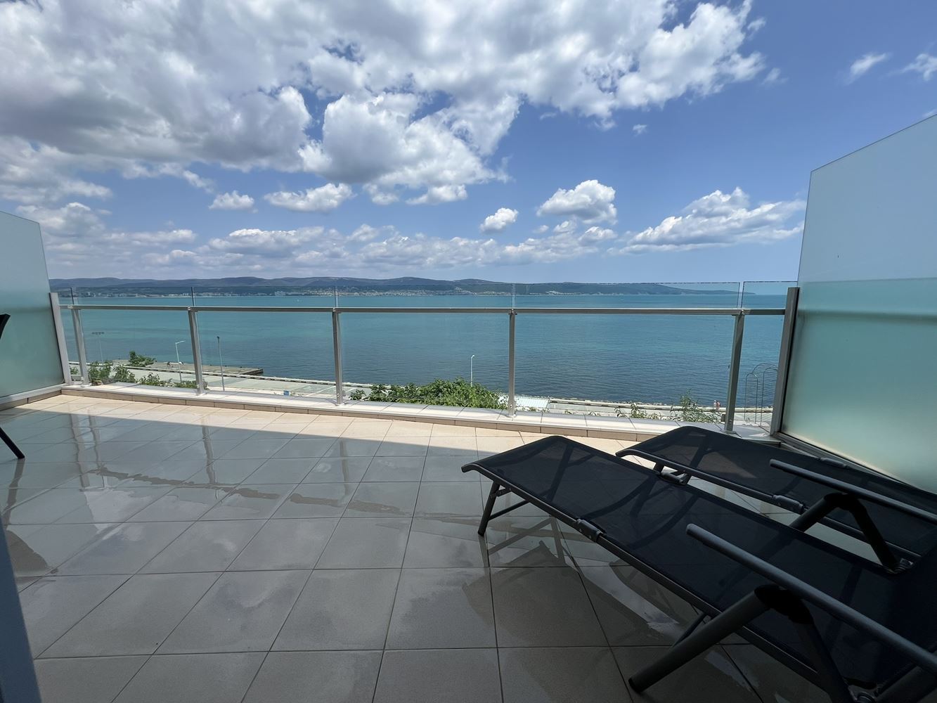 One-bedroom apartment on the first line with sea view in Nessebar, 500 m from the Old Town