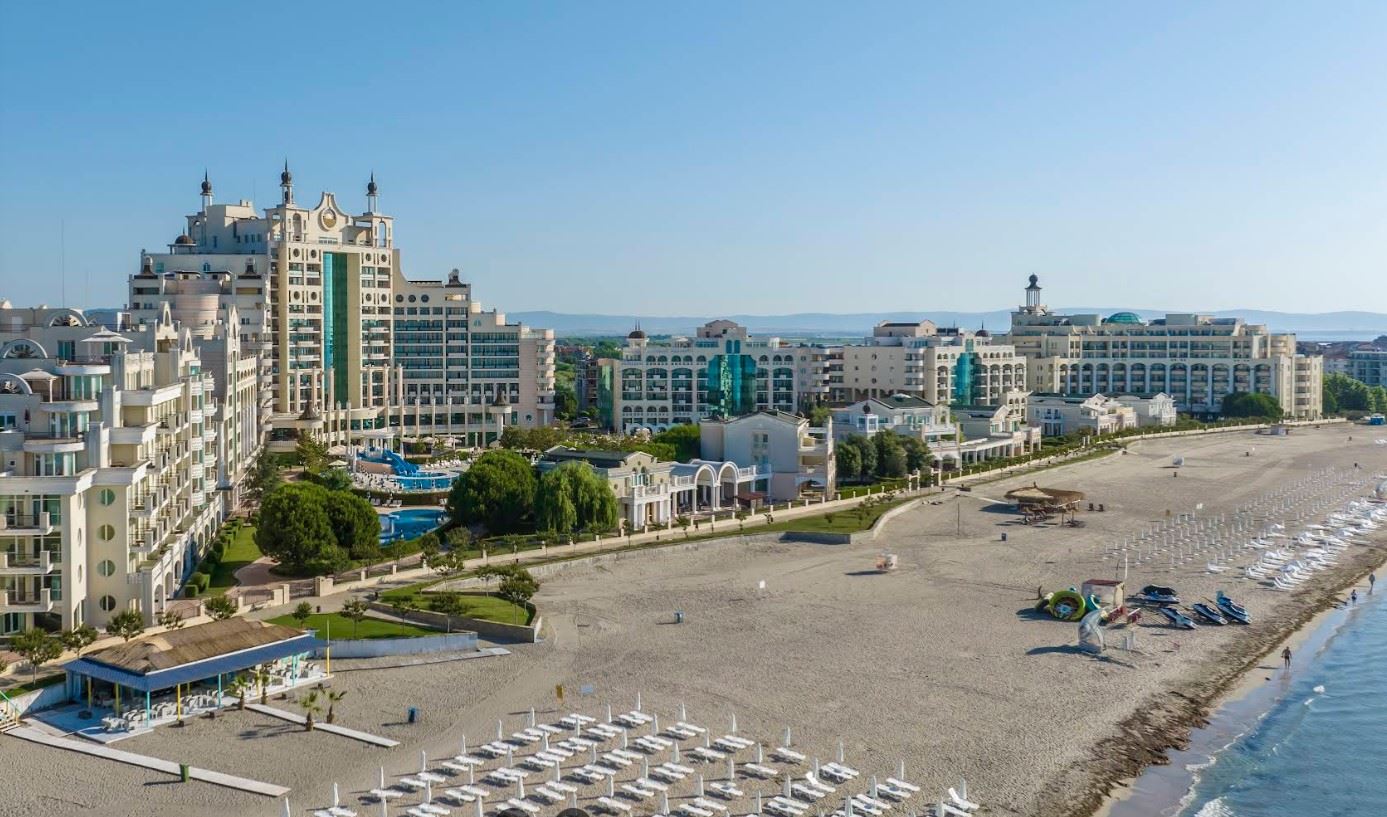 Spacious one-bedroom apartment on the first line with sea view in Pomorie