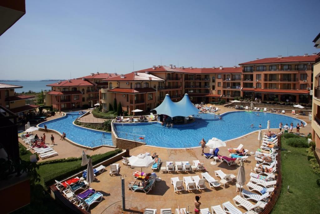Three-room apartment 200 m from the sea in Sveti Vlas with two terraces and partial sea view