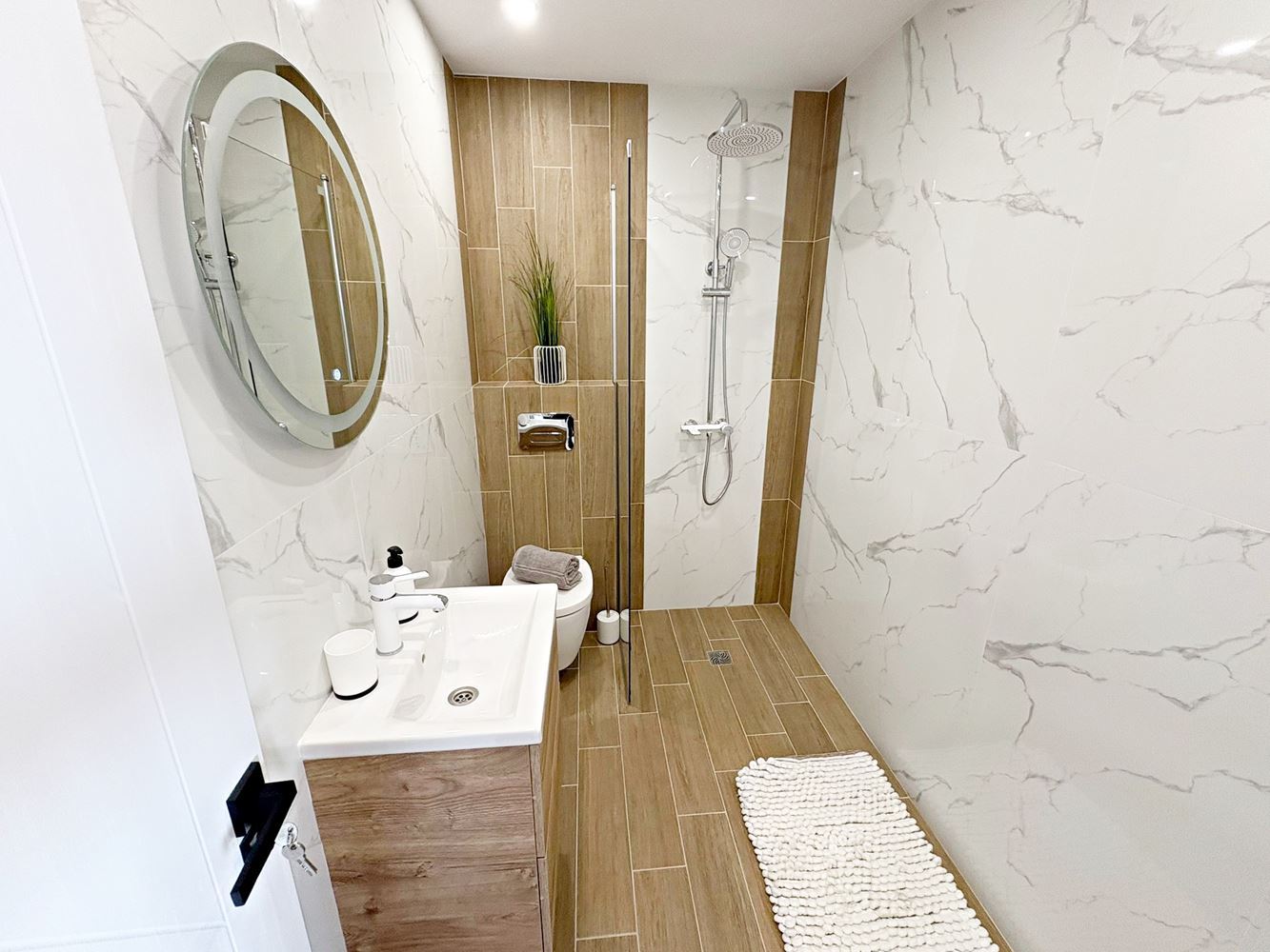 Two independent residential spaces with sea view in the center of Sveti Vlas – designer interior and private parking space