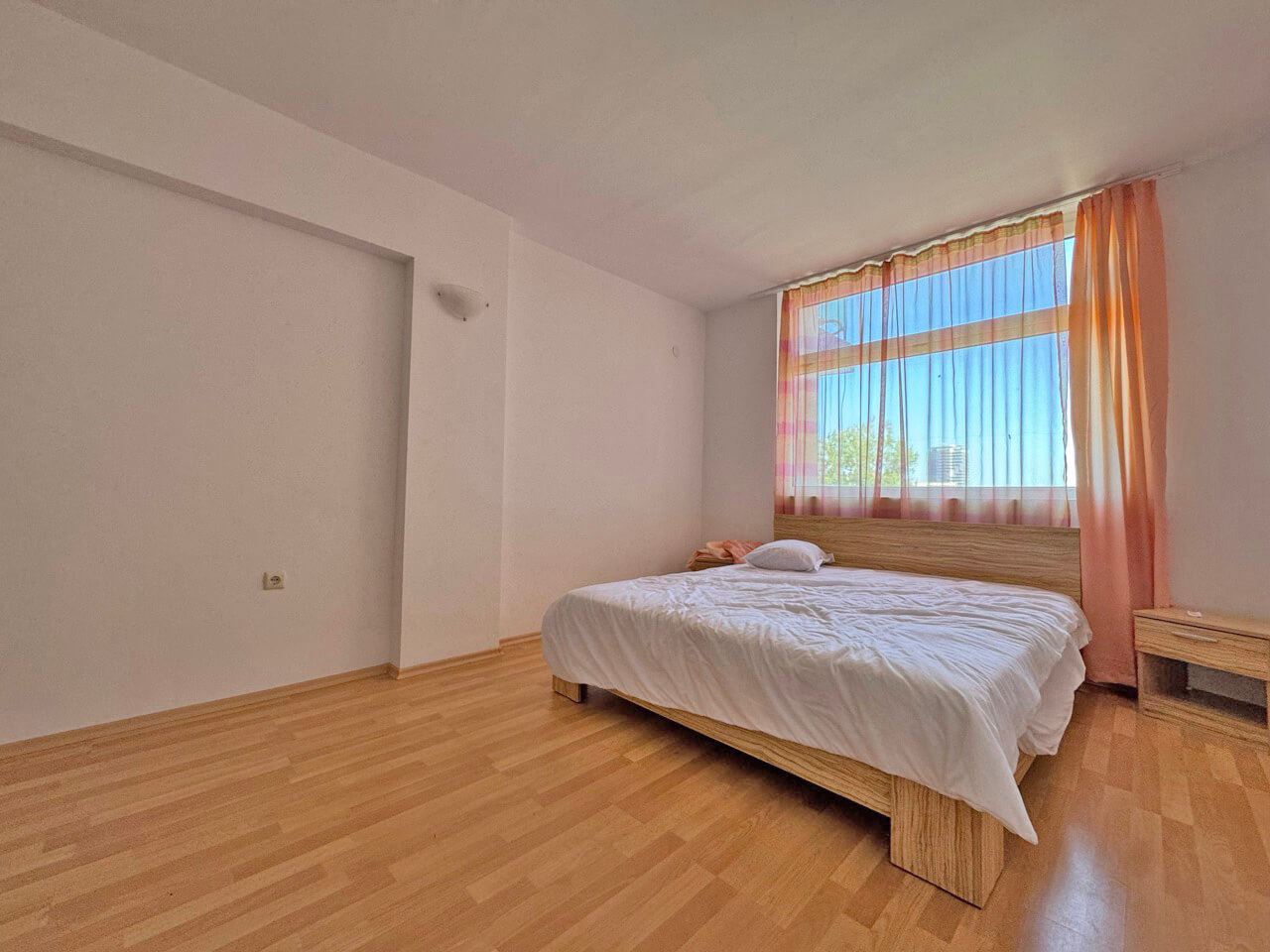 Sunny and spacious one-bedroom apartment with sea view in Sunny Beach