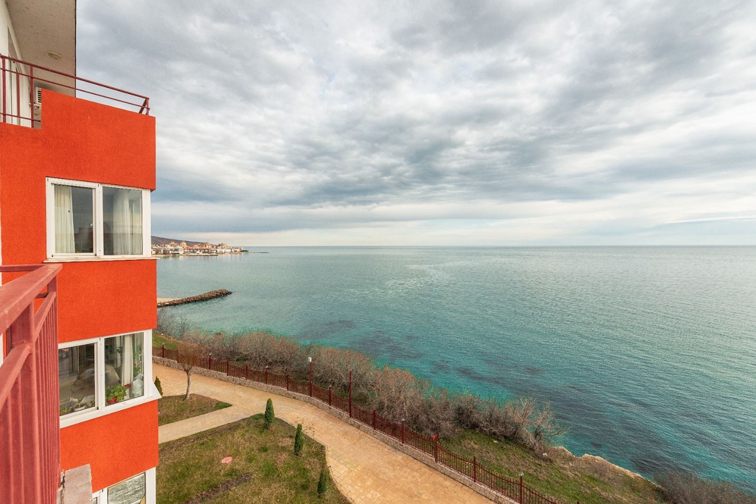 Stylish two-bedroom apartment on the first line with direct sea view in Sveti Vlas – space, luxury and full amenities
