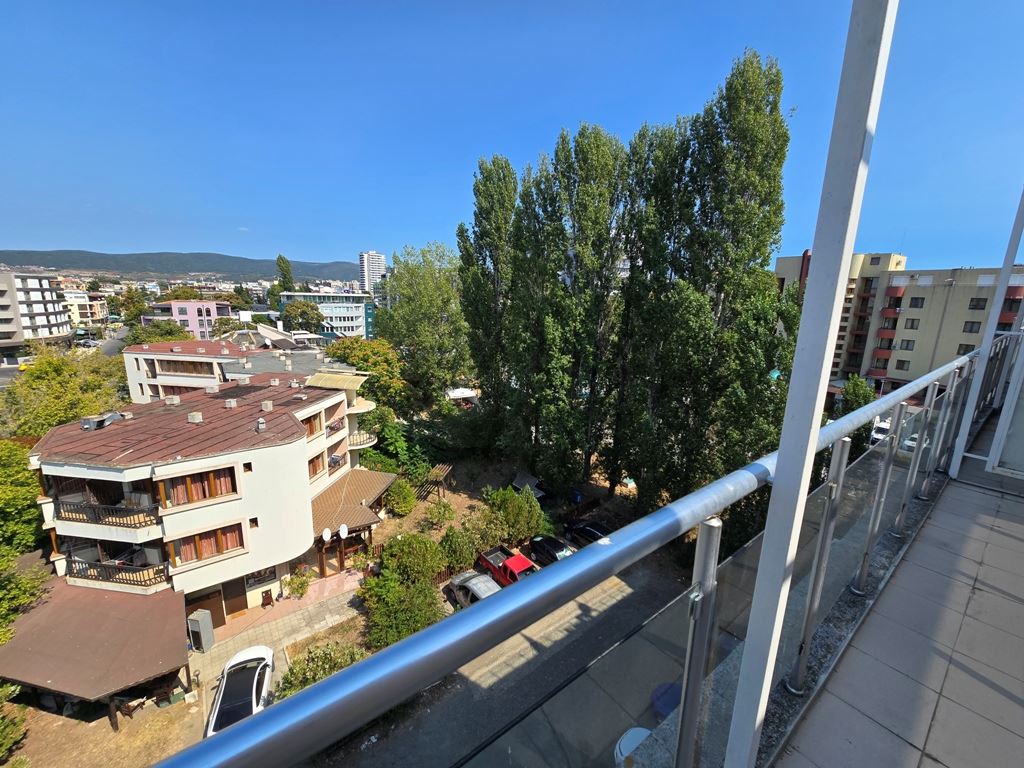 Spacious three room apartment with an excellent location and close proximity to the sea