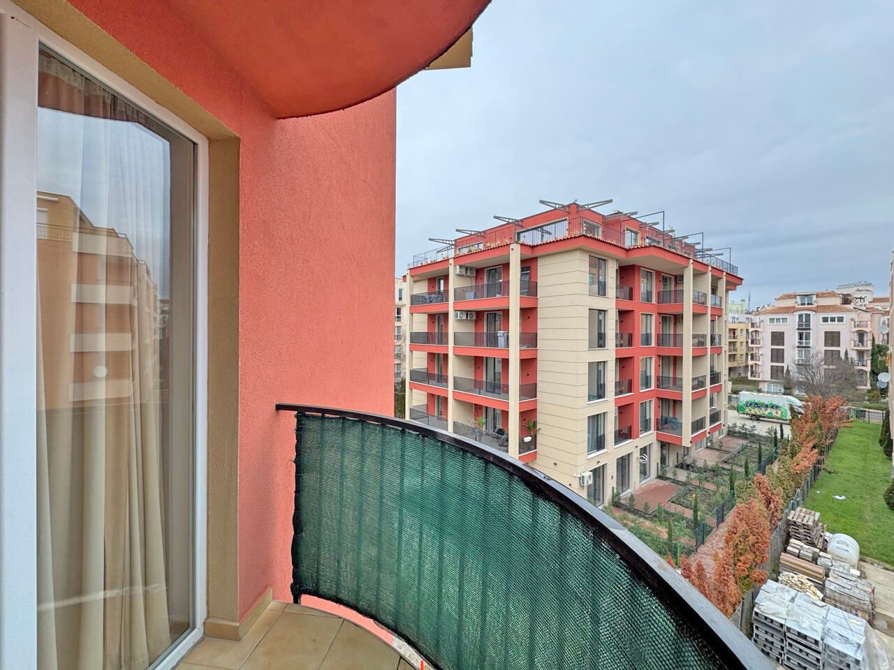 One-bedroom apartment with pool view in a prestigious complex in Sunny Beach