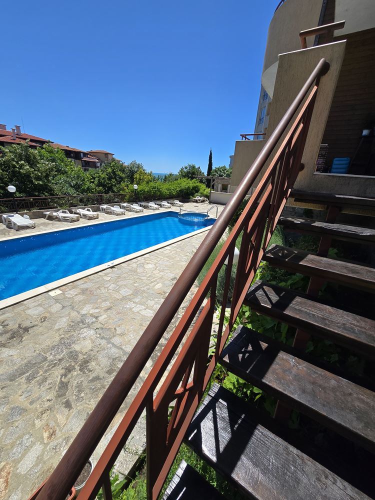 One-bedroom apartment in Sveti Vlas with direct access to the swimming pool – a quiet place for living and relaxation