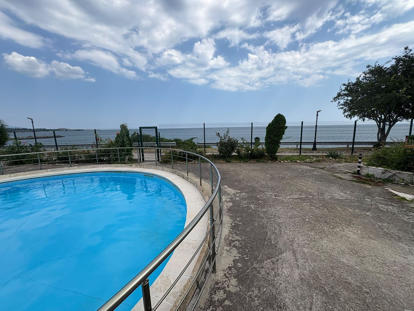 First-line sea property in Ravda – two-bedroom maisonette with sea view and private parking space
