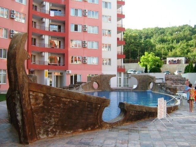 One-Bedroom Apartment on the First Line to the Sea in a Secure Complex in Elenite