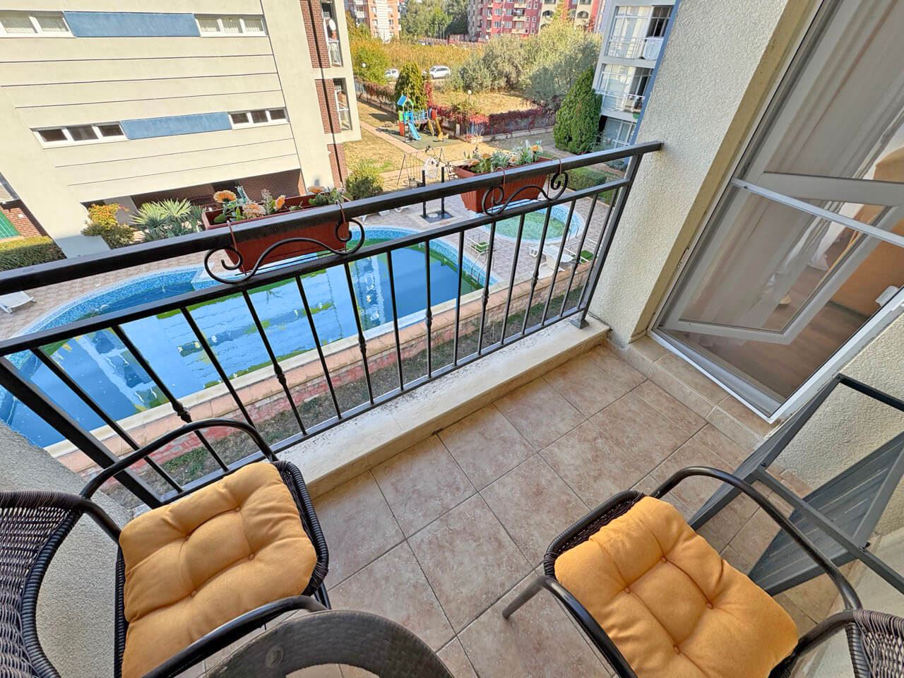 One-Bedroom Apartment with Pool View – Coziness, Greenery and Comfort in a Gated Complex