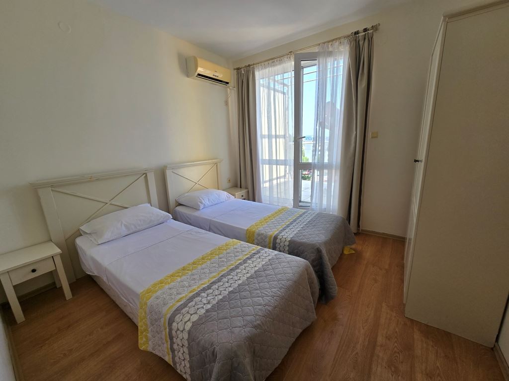 Spacious three room apartment with an excellent location and close proximity to the sea