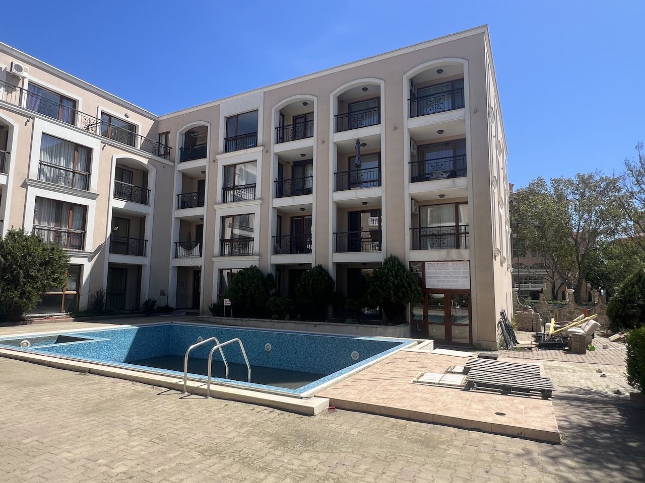 Cozy studio in the heart of Elenite – just minutes from the beach, in a gated complex with a pool and excellent amenities