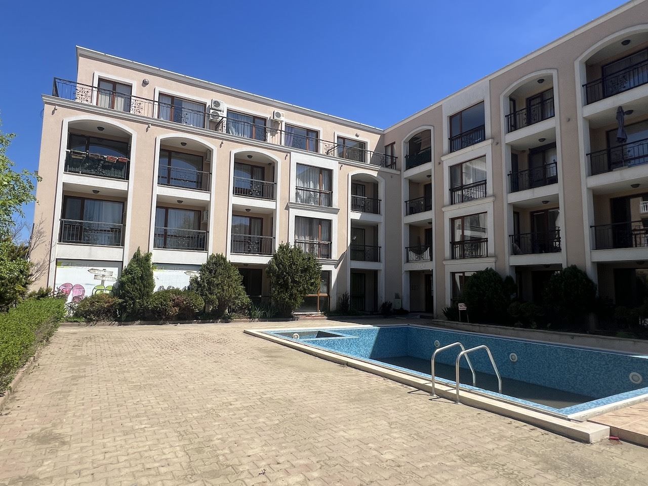 Cozy studio in the heart of Elenite – just minutes from the beach, in a gated complex with a pool and excellent amenities