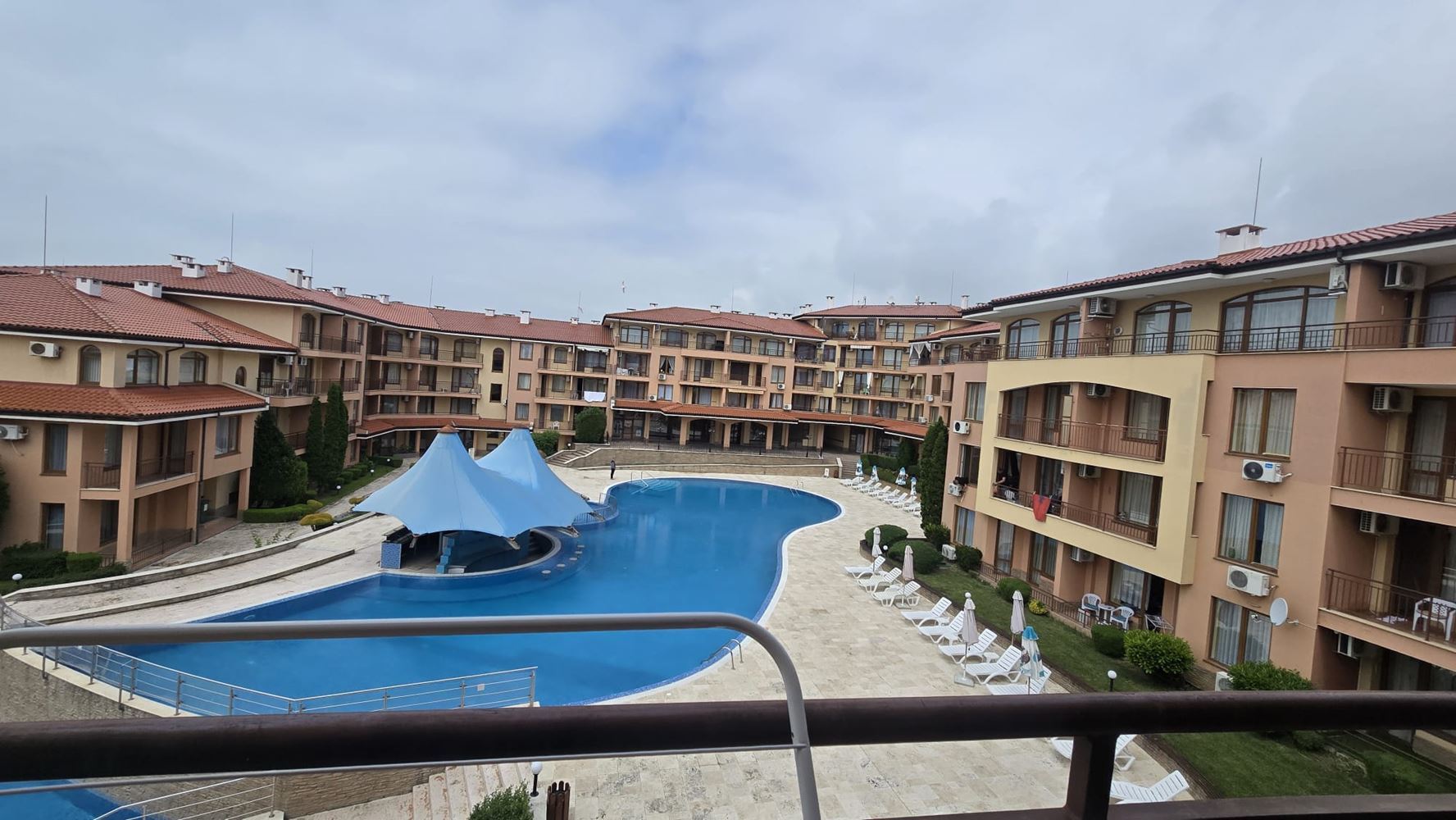 One-Bedroom Apartment with Pool View in Sveti Vlas – Just Steps from the Sea
