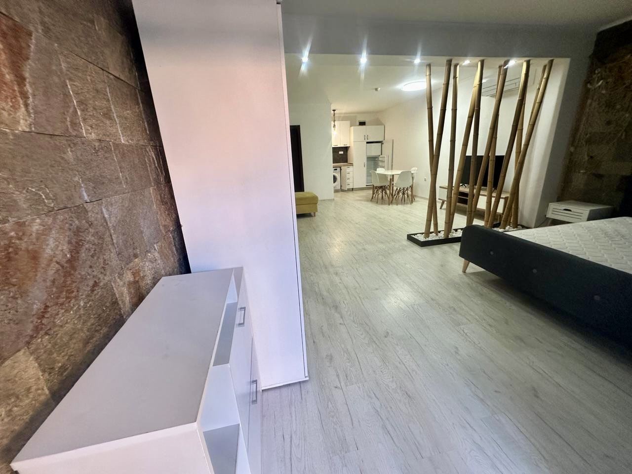 Spacious ground-floor studio with terrace and potential for a one-bedroom apartment – only 300 m from the sea