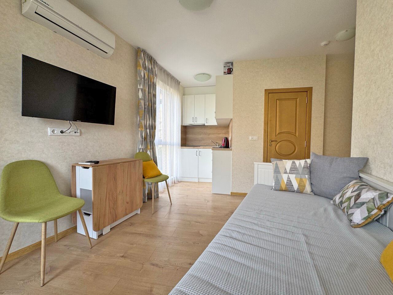 Bright studio in a luxury complex – perfect comfort by the pool