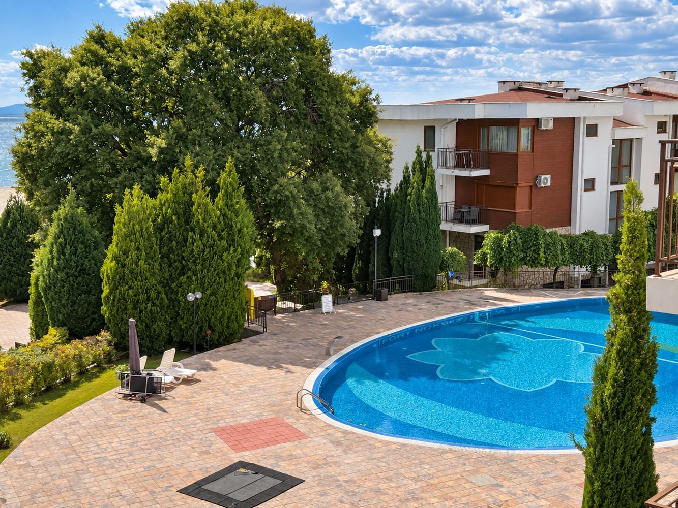 Elenite: spacious two-bedroom apartment on the first line with sea view